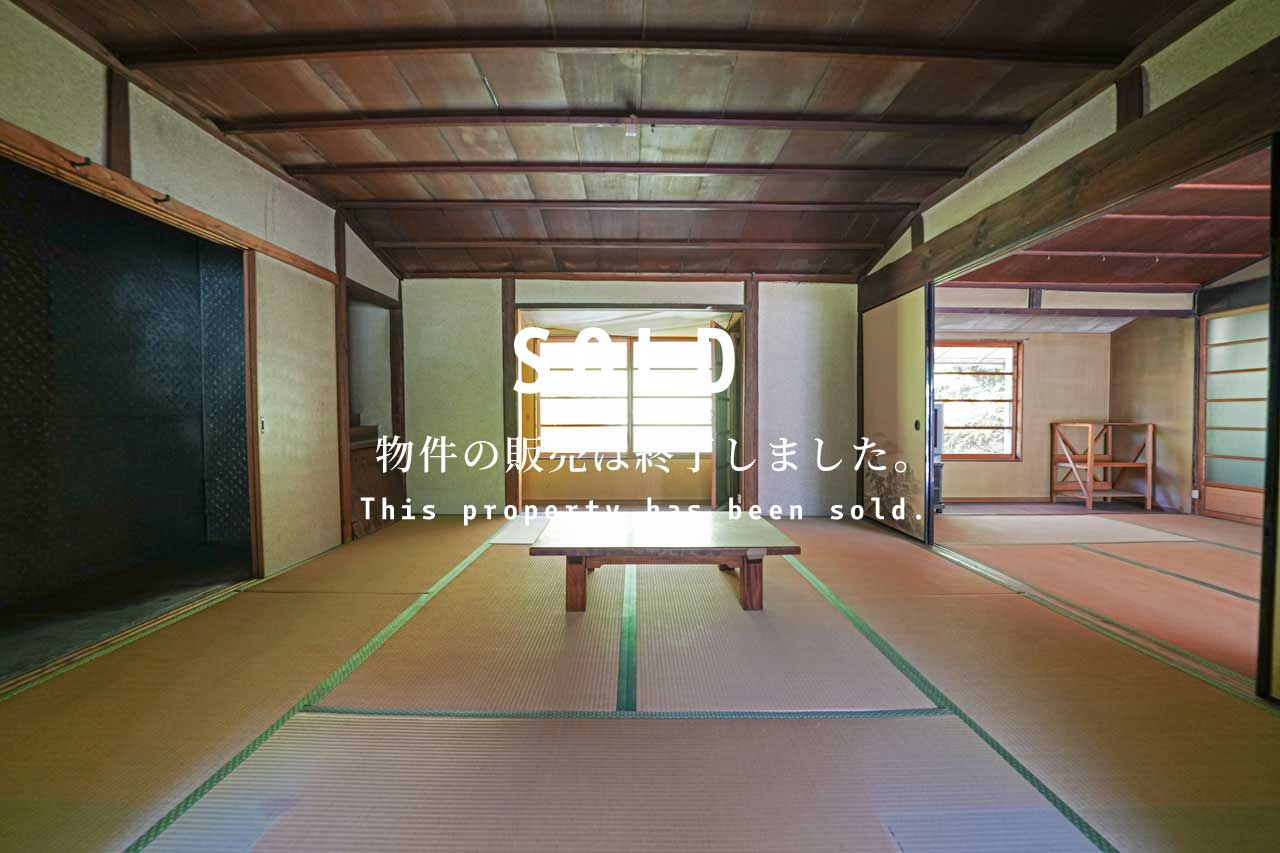 菜園とレトロな田舎長家。桜井市大字北音羽