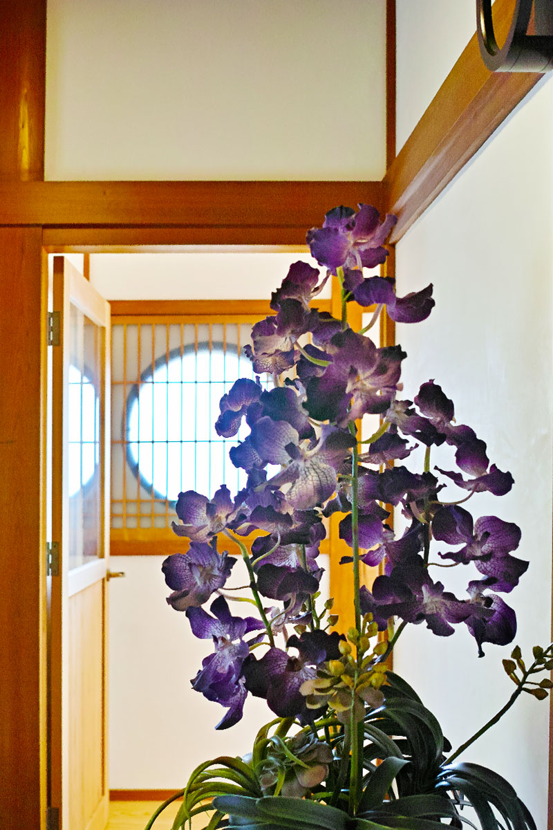 桜井市大字茅原：玄関ホールのお花と丸窓