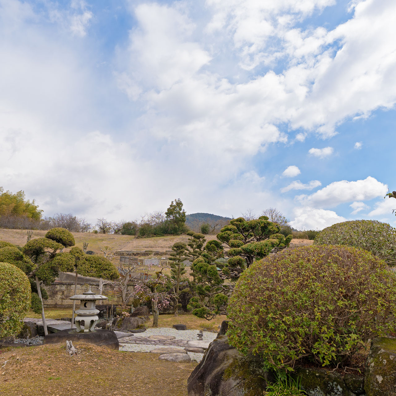 桜井市大字茅原：庭園と三輪山