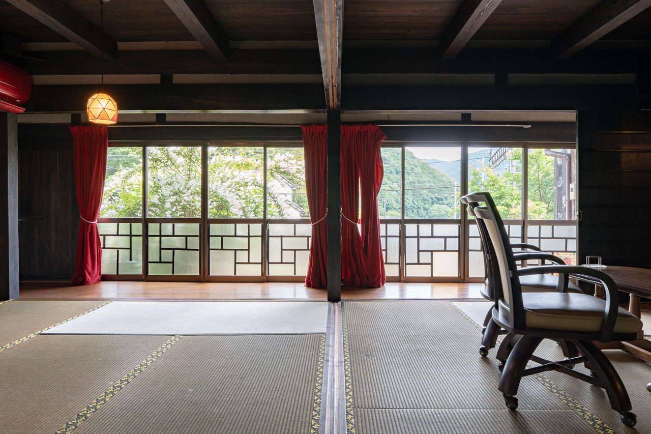 宇陀市榛原山辺三：和室写真縁側の景色