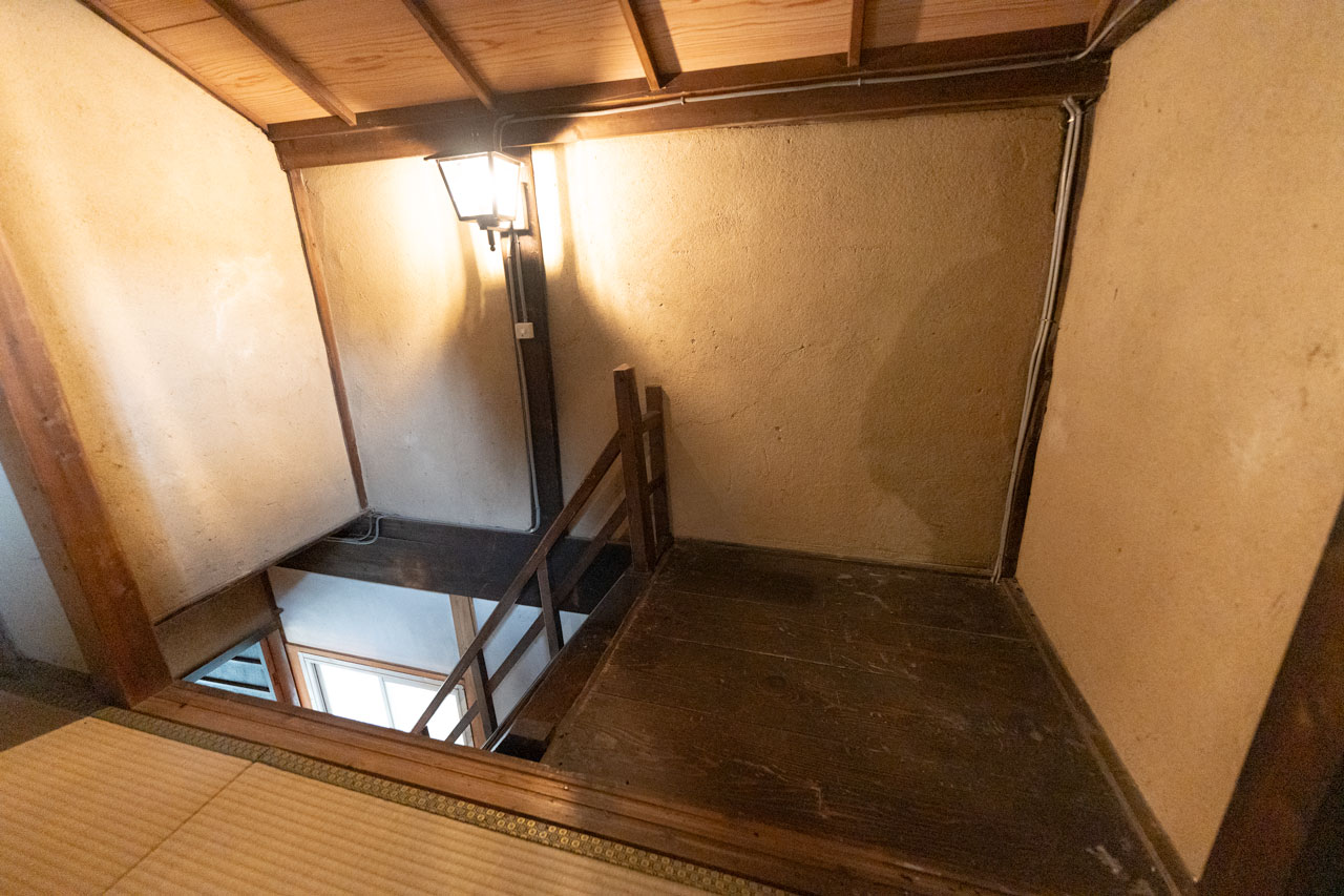 宇陀市榛原山辺三：屋根裏入口写真