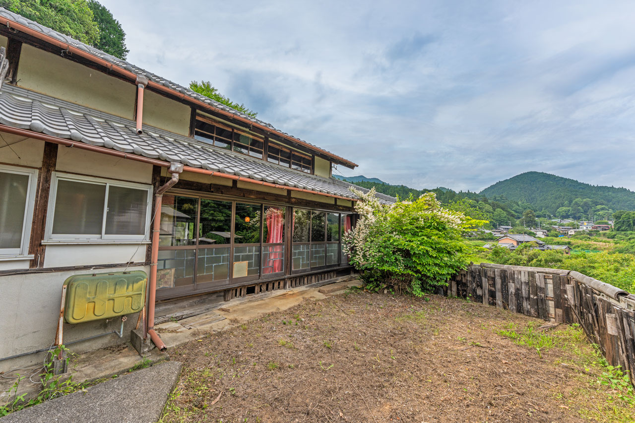宇陀市榛原山辺三：裏庭の全景写真