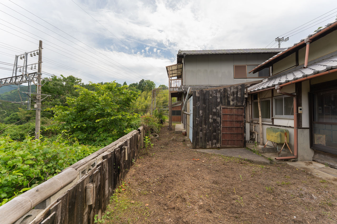 宇陀市榛原山辺三：裏庭写真