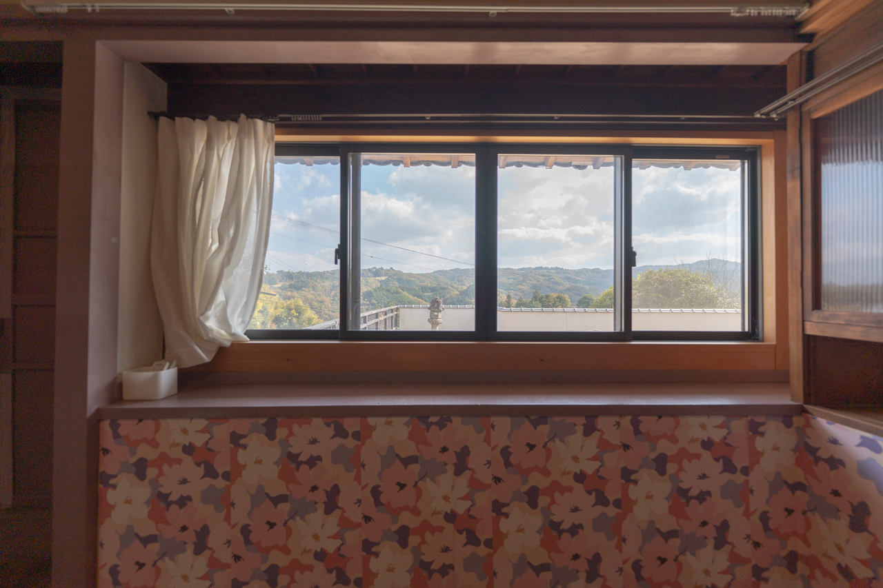 奈良県山辺郡山添村岩屋：窓辺の景色