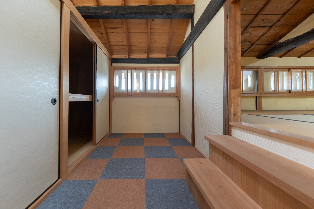 奈良県山辺郡山添村岩屋：２階ホールと押し入れ