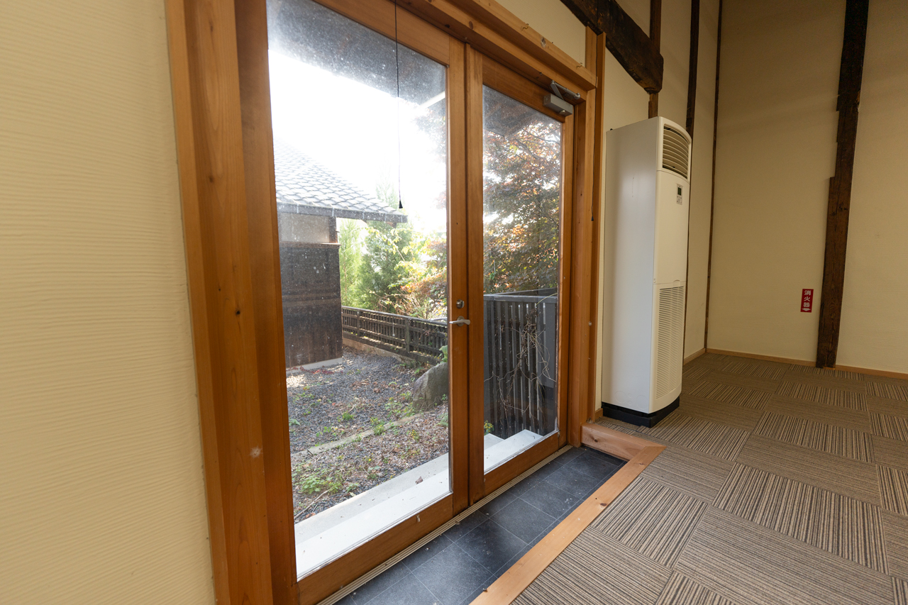 奈良県山辺郡山添村岩屋：多目的スペースガラス扉