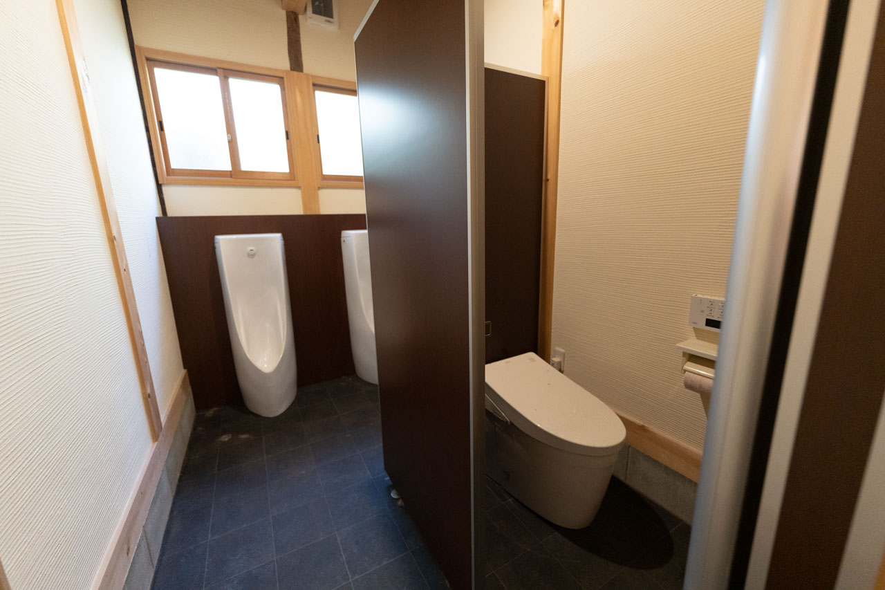 奈良県山辺郡山添村岩屋：離れトイレ