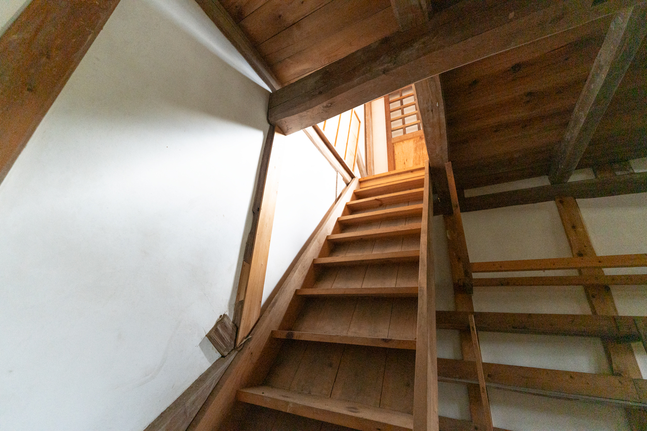 奈良県山辺郡山添村岩屋：蔵の階段写真