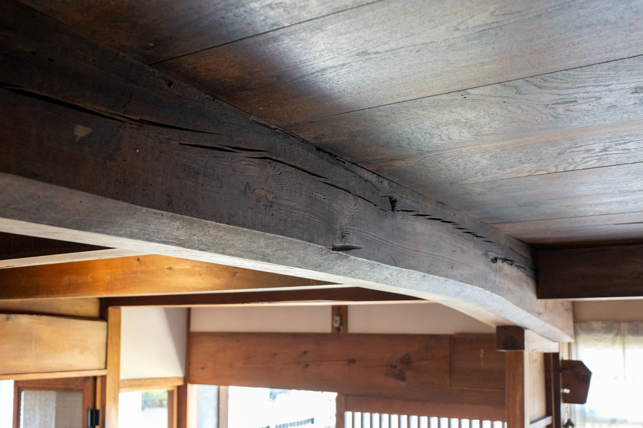 奈良県山辺郡山添村岩屋：玄関の梁