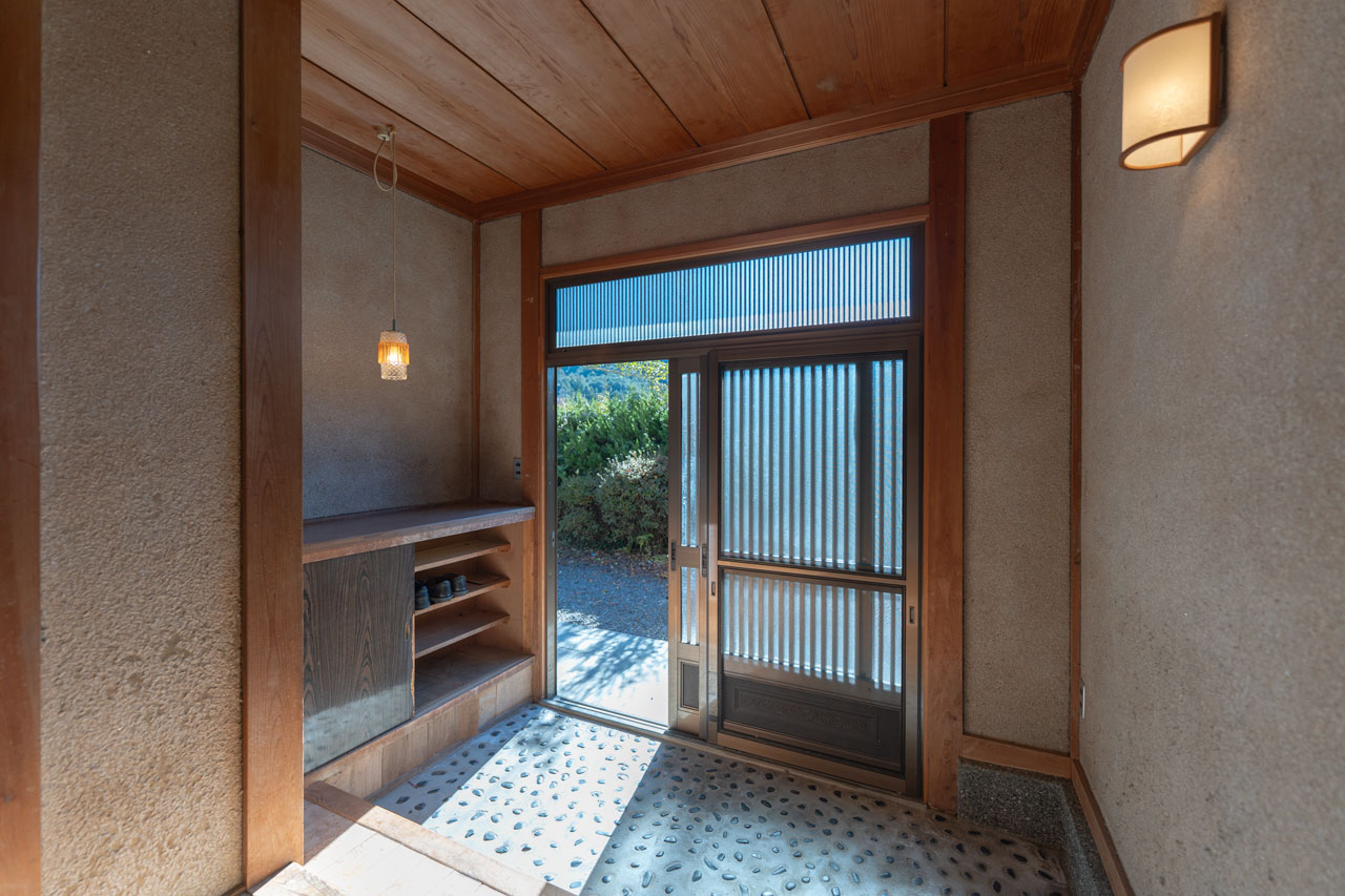 奈良県宇陀市榛原山辺三：上がり框と和室