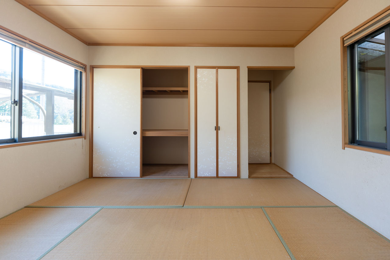 奈良県宇陀市榛原山辺三：ステンレスキッチンと横窓