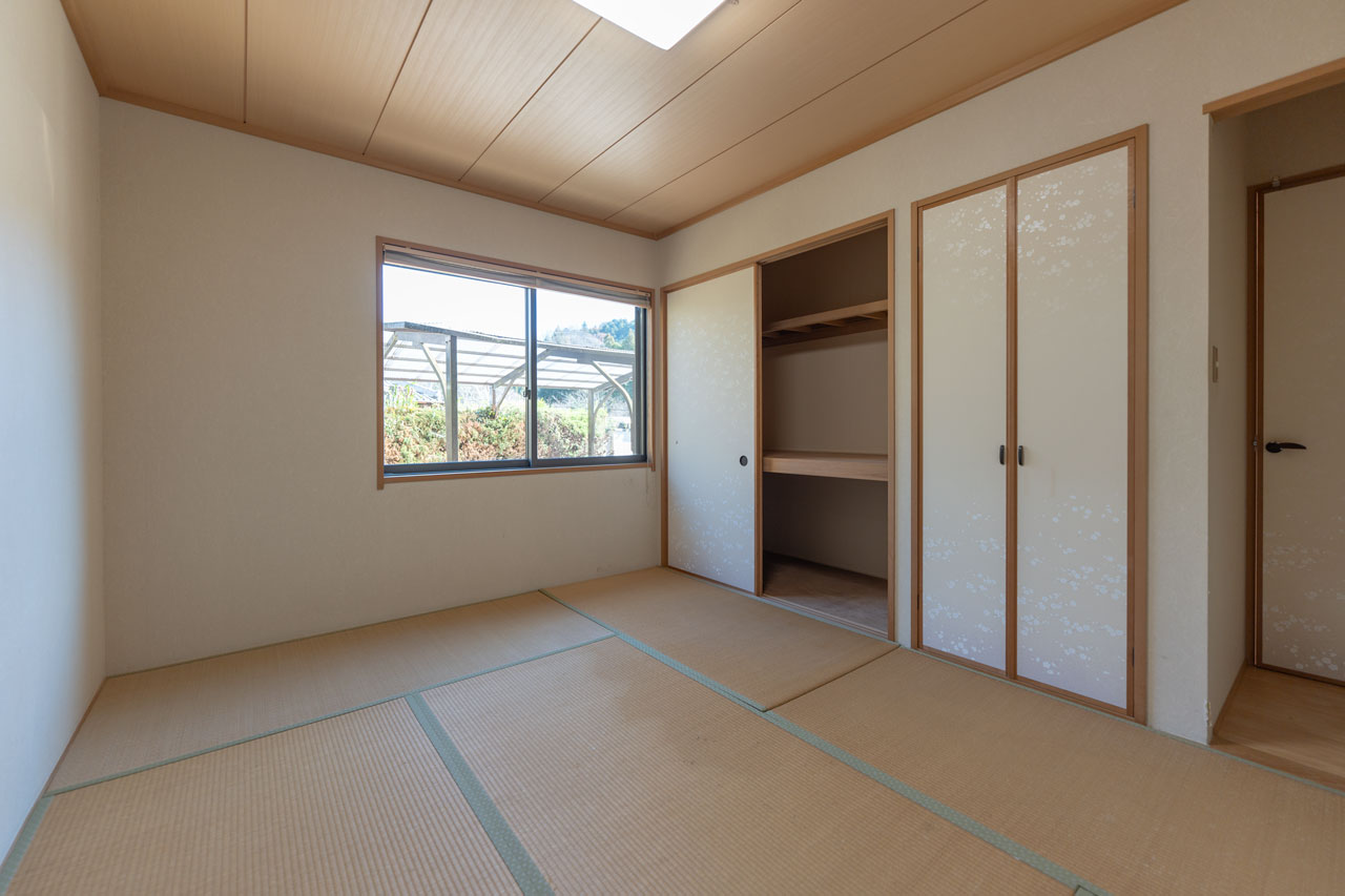 奈良県宇陀市榛原山辺三：ステンレスキッチンと横窓