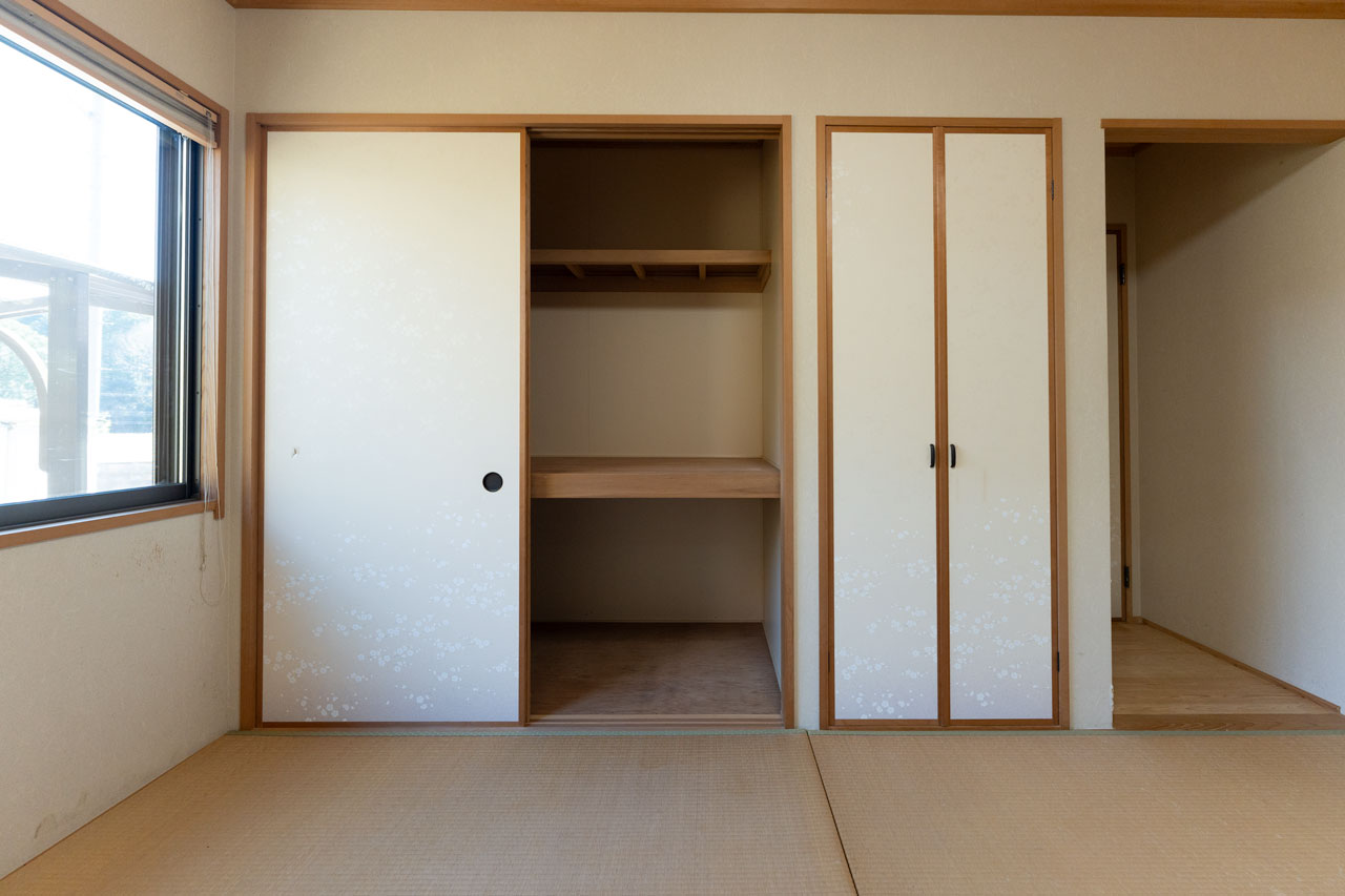 奈良県宇陀市榛原山辺三：ステンレスキッチンと横窓