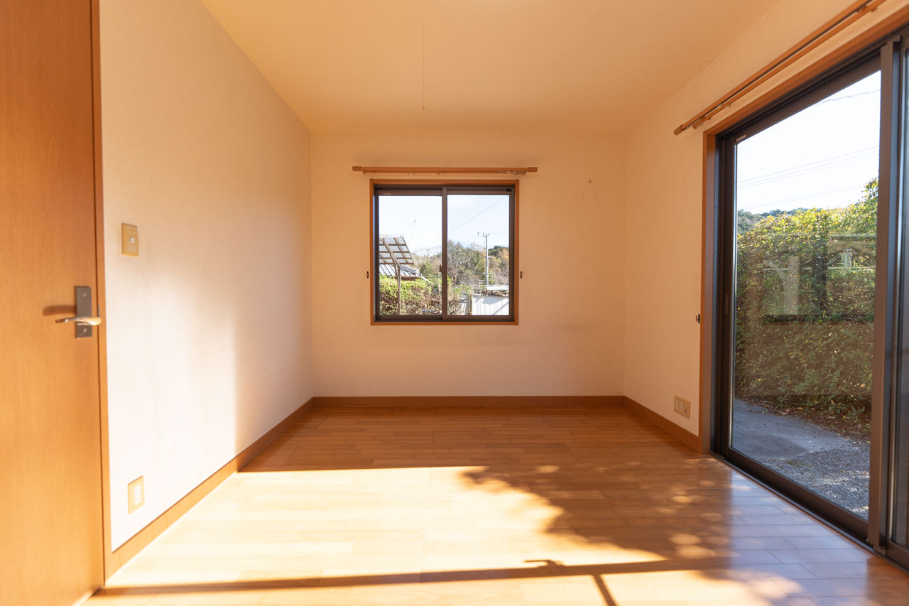 奈良県宇陀市榛原山辺三：ステンレスキッチンと横窓