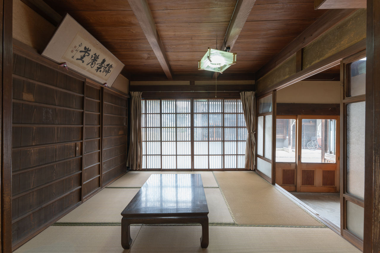 宇陀市大宇陀万六：格子窓のお部屋全体