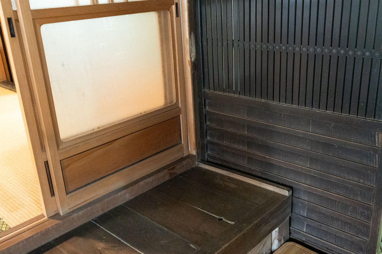 宇陀市大宇陀万六：１階土間の上がり框と戸
