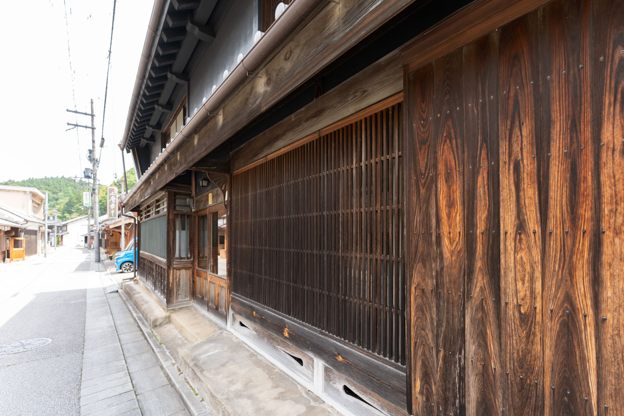 宇陀市大宇陀万六：格子窓写真外から
