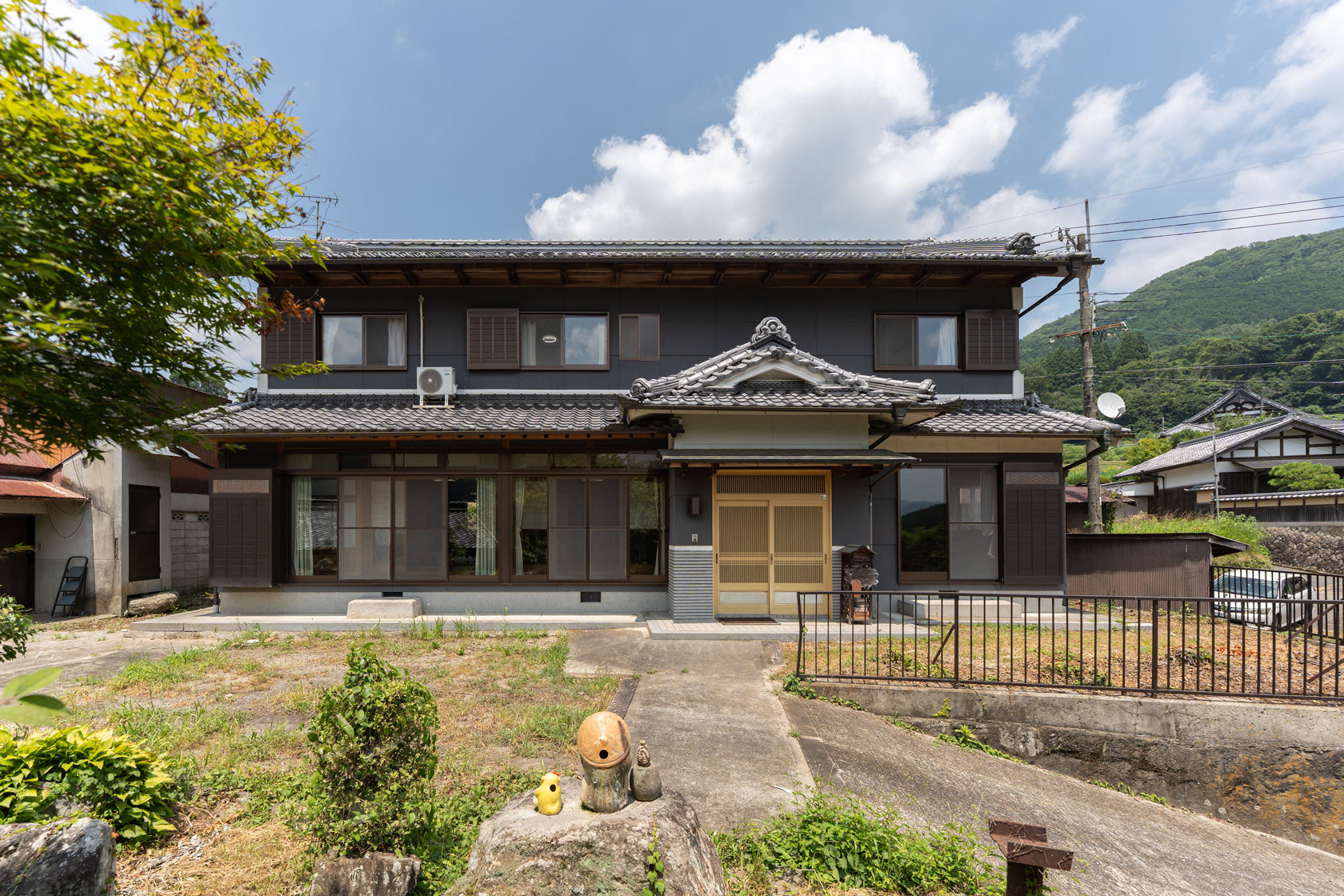 奈良県宇陀市室生向渕：外観。高台に建つ木造瓦葺きの母屋