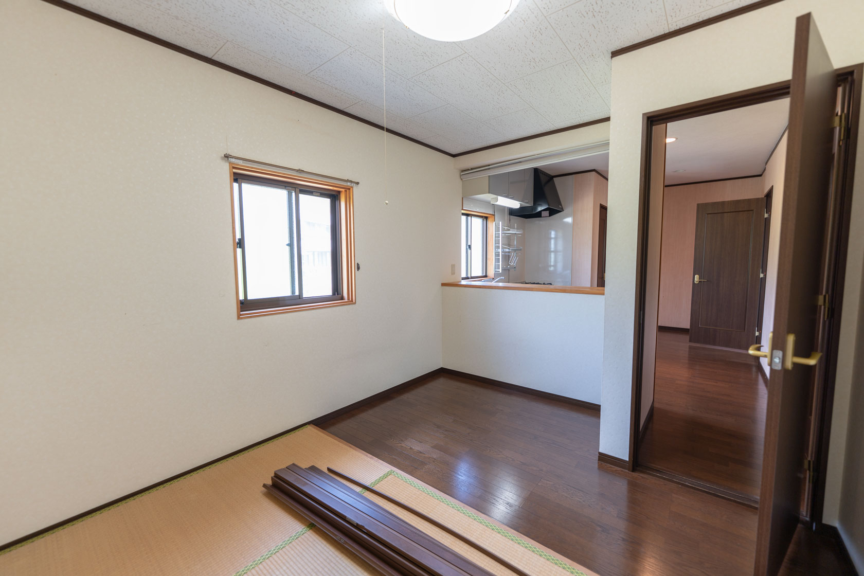 奈良県宇陀市室生向渕：2階からの眺望。山並みを望む