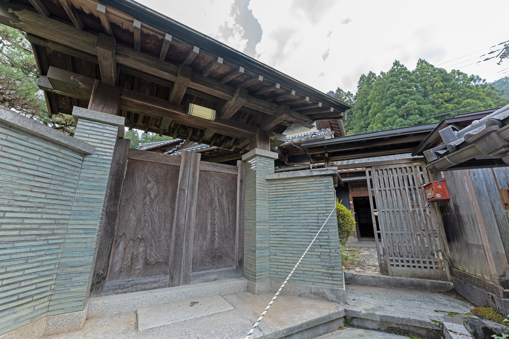 奈良県十津川村大字上野地：門・入口部分。瓦屋根の小屋根。