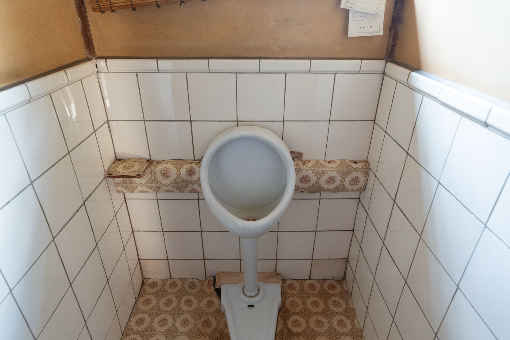 奈良県十津川村大字上野地：トイレ（男性用小便器）。