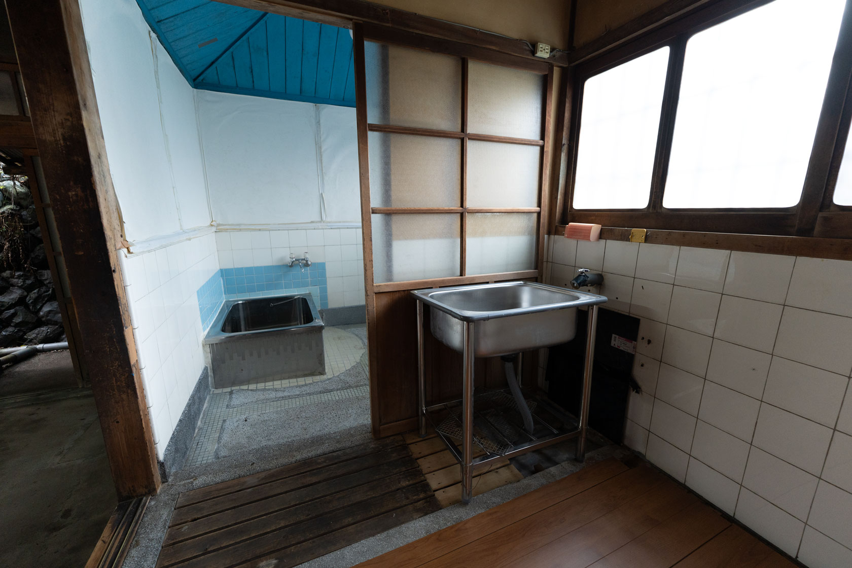 奈良県十津川村大字上野地：洗面まわり。