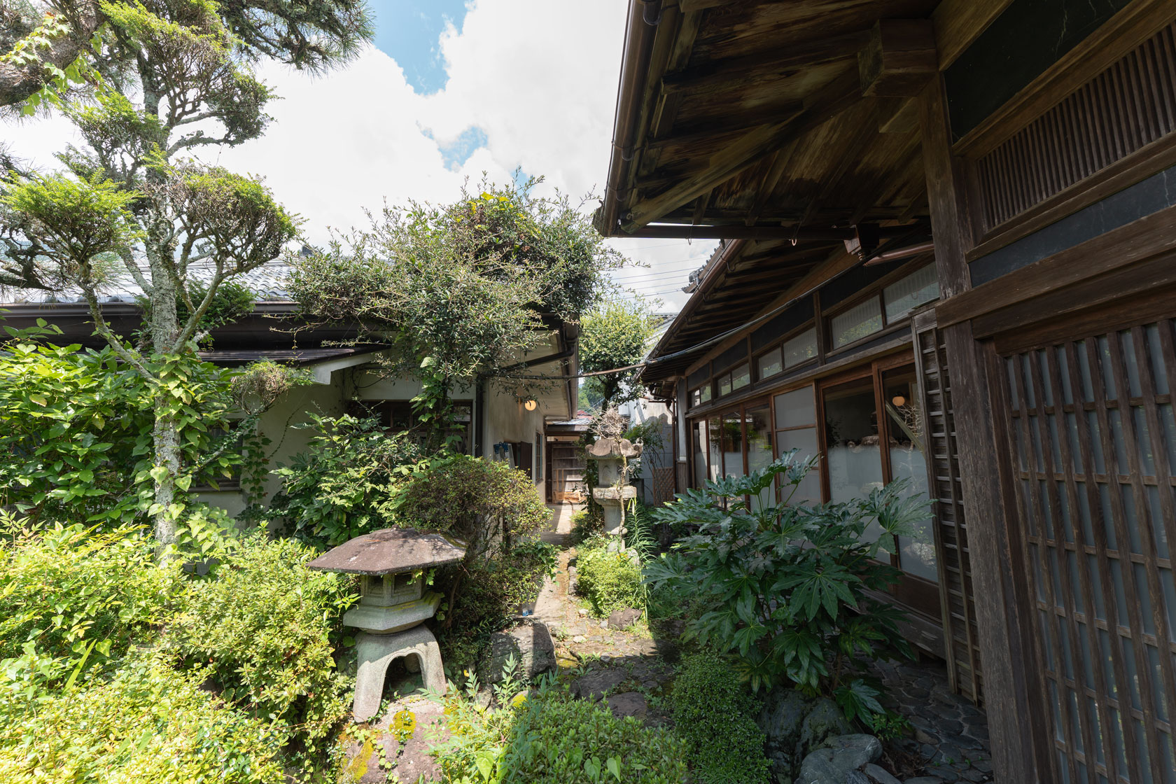 奈良県十津川村大字上野地：日本庭園。灯篭のある庭。